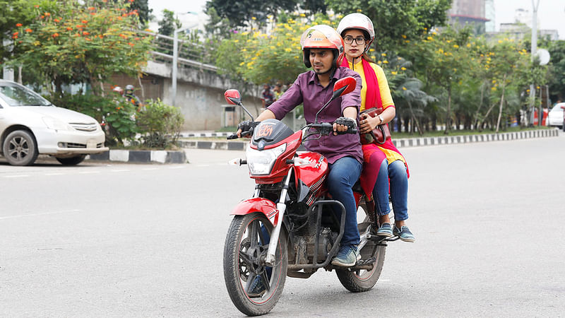 অ্যাপভিত্তিক বাইক সেবা ঢাকায় এখন জনপ্রিয়। ছবি: প্রথম আলো