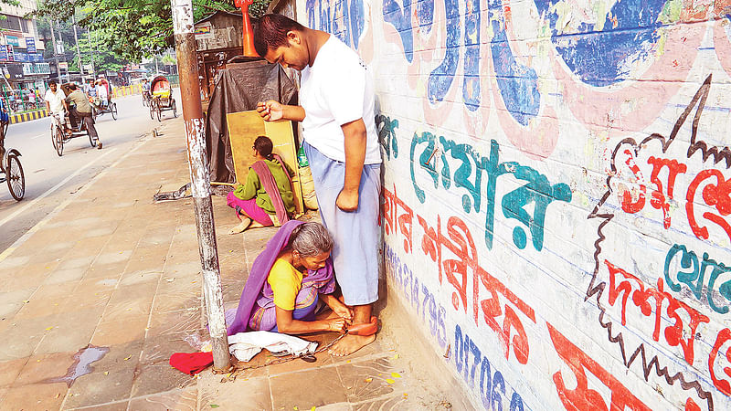 মানসিক ভারসাম্যহীন ছেলে শাকিলের পায়ে শিকল বাঁধছেন মা। এরপর তিনি কাজে যাবেন। গতকাল উত্তর শাহজাহানপুরে।  ছবি: সাবরিনা ইয়াসমীন