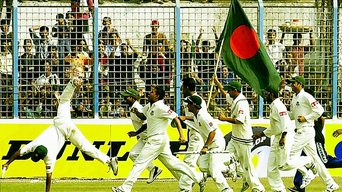 ২০০৫ সালে চট্টগ্রামে জিম্বাবুয়ের বিপক্ষে প্রথম টেস্ট জয়ের মুখ দেখেছিল বাংলাদেশ। ছবি: এএফপি