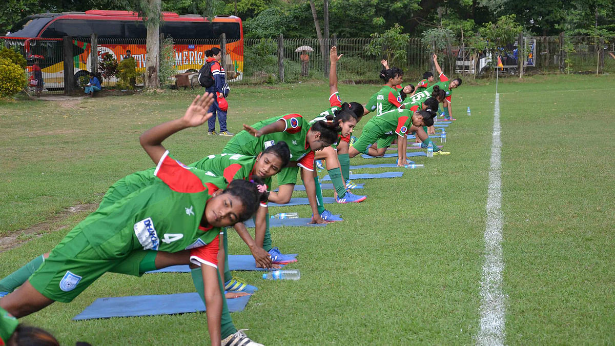 গতকাল অনুশীলনে বাংলাদেশ জাতীয় নারী ফুটবল দল। ছবি: বাফুফে