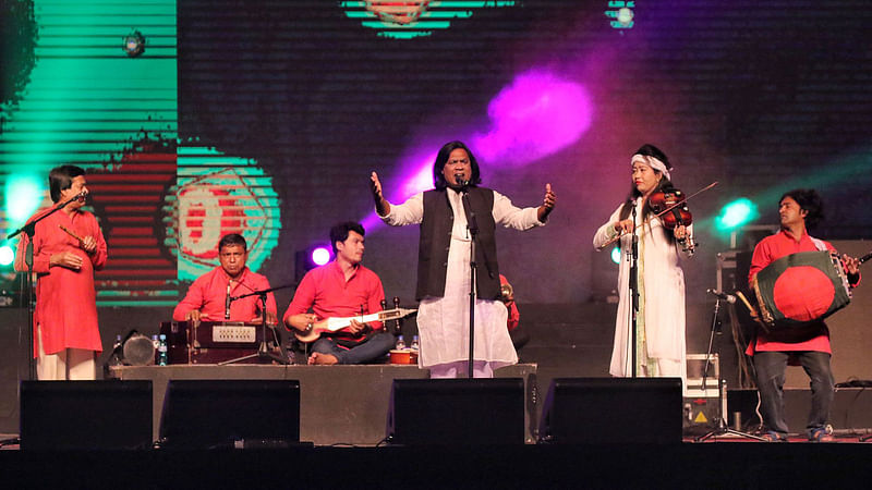 দর্শক–শ্রোতাদের গান শুনিয়ে মুগ্ধ করলেন ফোক শিল্পী আবুদল হাই দেওয়ান