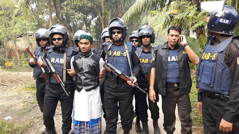 অভিযান চালিয়ে আখতার হোসেন নামের এক ব্যক্তি আটক। ছবি: আজাদ রহমান