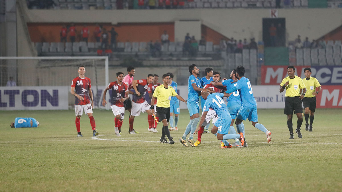 কাল ফেডারেশন কাপের ফাইনাল দুই দলের খেলোয়াড়দের মারামারির এক পর্যায়। ছবি: প্রথম আলো