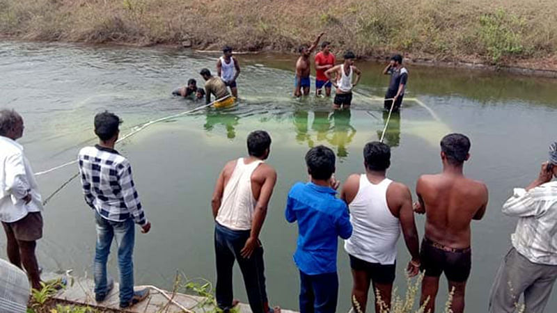 পানিতে ডুবে যাওয়া গাড়ি থেকে যাত্রীদের উদ্ধার করা হচ্ছে। ছবি: সংগৃহীত