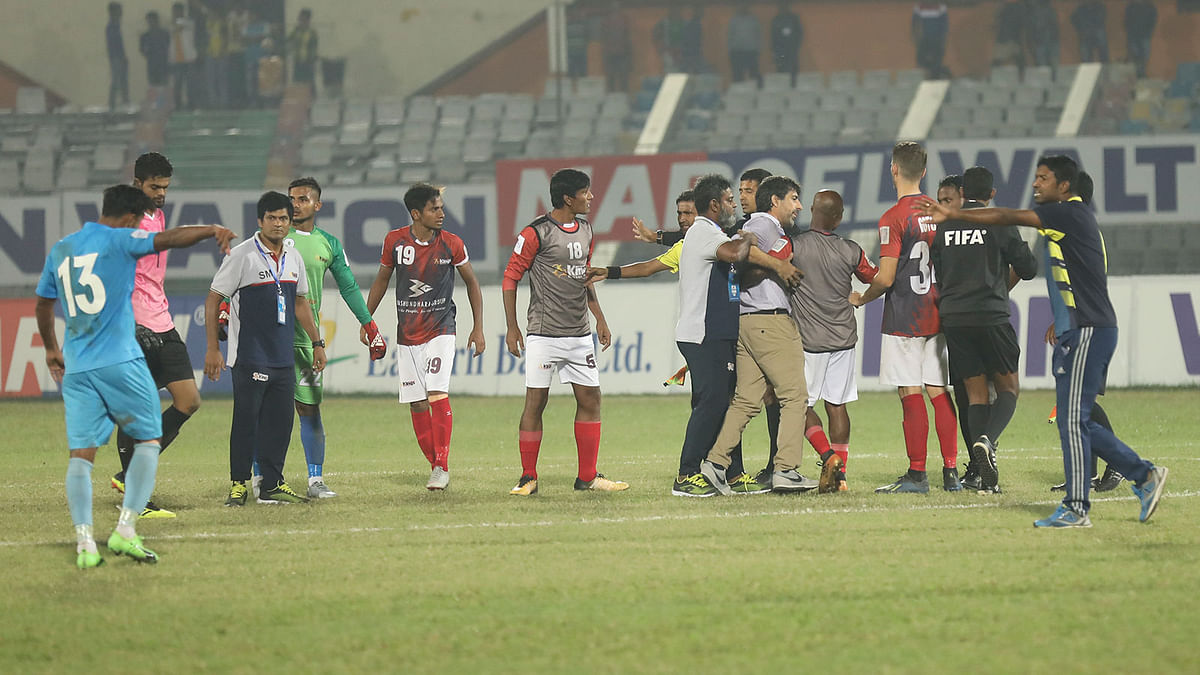 বসুন্ধরার কোচ ও কর্মকর্তারা মাঠে নেমে পরিস্থিতি সামলানোর চেষ্টা করছেন। ছবি: প্রথম আলো