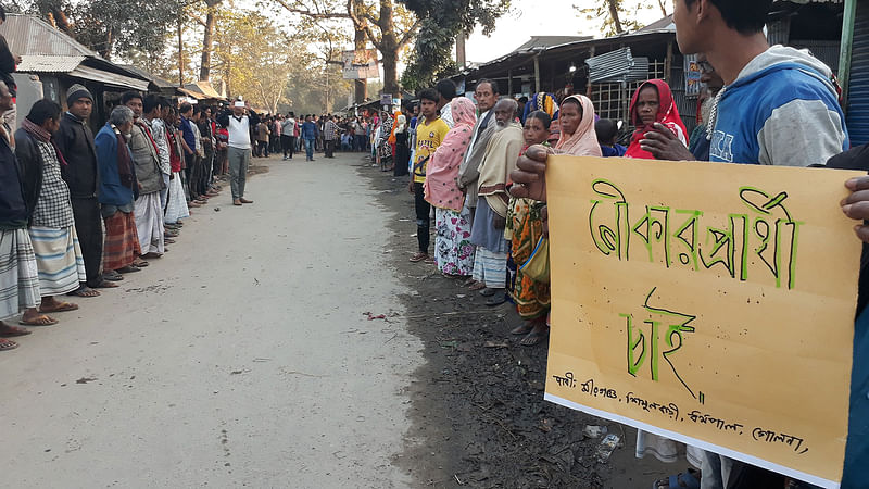 নীলফামারী-৩ (জলঢাকা) আসনে নৌকার প্রার্থীর দাবিতে শুক্রবার সন্ধ্যায় উপজেলার মীরগঞ্জ হাটে মানববন্ধন ও বিক্ষোভ সমাবেশ করে স্থানীয় আওয়ামী লীগ ও সাধারণ ভোটাররা। ছবি: প্রথম আলো