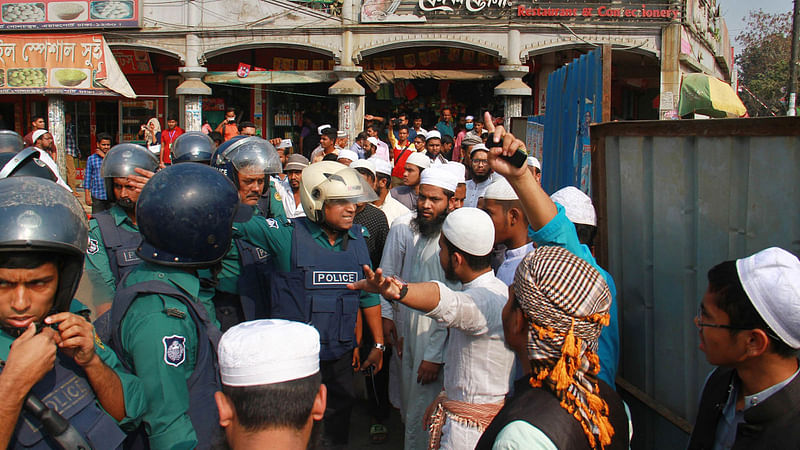 তাবলিগ জামাতের দুই পক্ষের মধ্যে সংঘর্ষের সময় পরিস্থিতি নিয়ন্ত্রণে আনার চেষ্টা করে পুলিশ। বিমানবন্দর সড়ক, ঢাকা, ১ ডিসেম্বর। ছবি: ফোকাস বাংলা