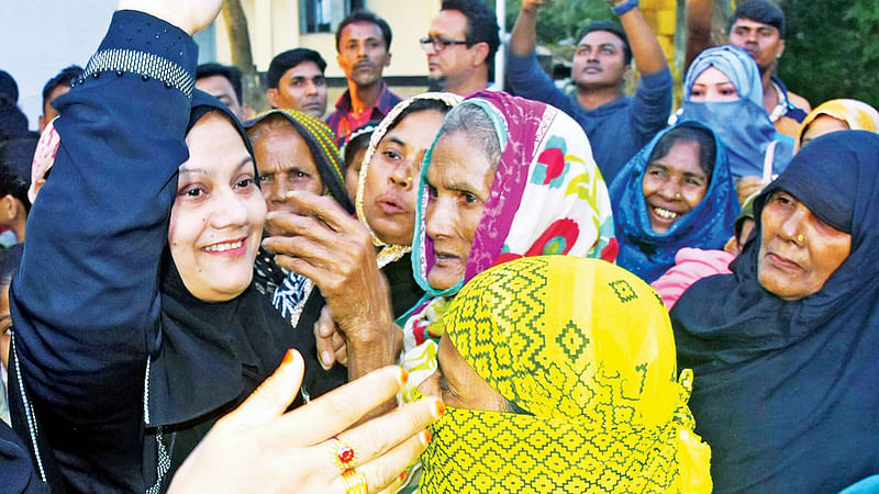 উখিয়ার রাজাপালংয়ে নারী ভোটারদের সঙ্গে কুশল বিনিময়ে কক্সবাজার-৪ আসনের আওয়ামী লীগের প্রার্থী শাহীন আক্তার। গত রোববার বিকেলে।  প্রথম আলো