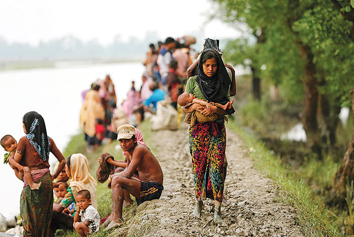 মিয়ানমার থেকে আসা শরণার্থীর দল। ছবি: রয়টার্স