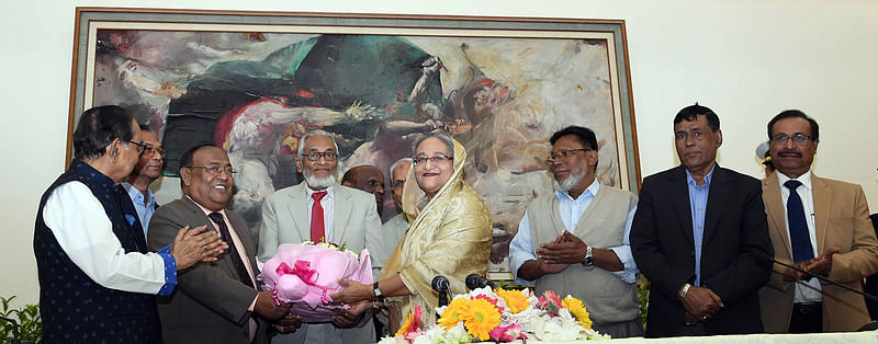 প্রধানমন্ত্রী শেখ হাসিনার সঙ্গে গণভবনে তিন শতাধিক অবসরপ্রাপ্ত সরকারি কর্মকর্তা সাক্ষাৎ করেন। ছবি: পিআইডি