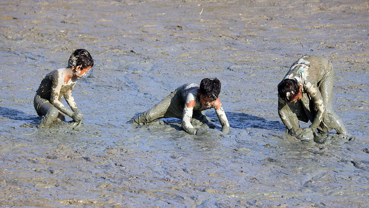 পানি শুকিয়ে যাচ্ছে। চলছে মাছ ধরার ধুম। দৌলতপুর, কুমিল্লা, ৮ ডিসেম্বর। ছবি: এমদাদুল হক