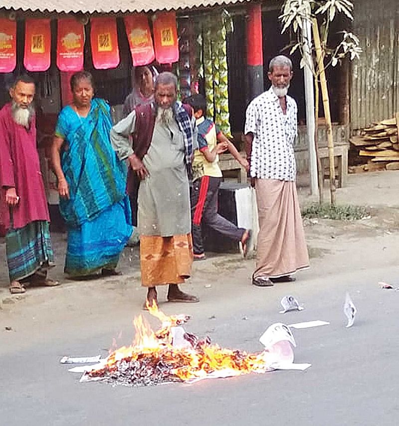 শৈলকুপায় বিএনপির প্রার্থী আসাদুজ্জামানের পোস্টার পুড়িয়ে দিয়েছে সন্ত্রাসীরা। গতকাল বিকেলে খালধারপাড়া এলাকায়।  প্রথম আলো