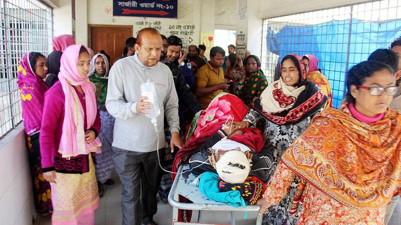 পদ্মা নদীর ওপর হার্ডিঞ্জ রেল সেতুতে ট্রেনের ছাদে আহত পাঁচজনকে কুষ্টিয়া জেনারেল হাসপাতালে নেওয়া হয়। সেখানে গুরুতর আহত সেনাসদস্য আবদুল্লাহকে যশোরে স্থানান্তর করা হচ্ছে। ছবি: তৌহিদী হাসান