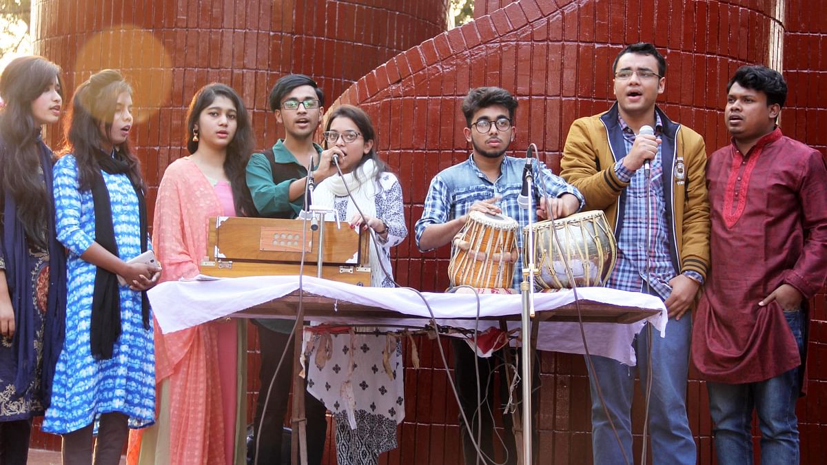 জাতীয় সঙ্গীত পরিবেশন করেন ব্রাহ্মণবাড়িয়া বন্ধুসভার সদস্যরা