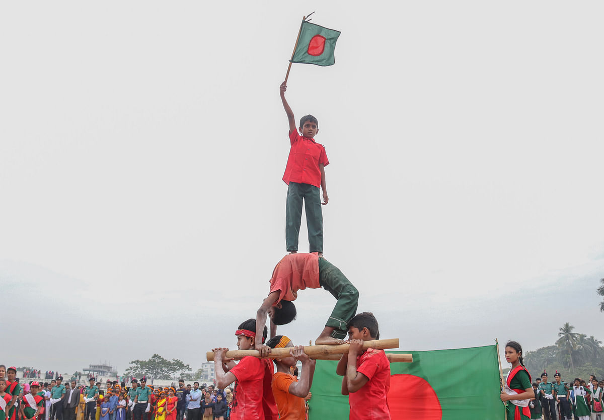 পতাকা হাতে শিশুদের ডিসপ্লে। খুলনা জেলা স্টেডিয়াম, খুলনা, ১৬ ডিসেম্বর। ছবি: সাদ্দাম হোসেন