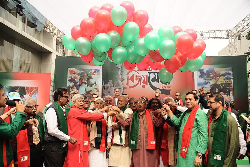 লাল আর সবুজ রঙের বেলুন উড়িয়ে বেলা ১১টা ৫ মিনিটে বিজয় মেলার উদ্বোধন করা হয়