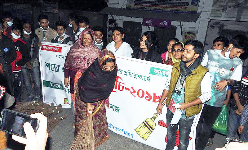 নিজে ঝাড়ু দিয়ে শহর পরিষ্কার কাজের উদ্বোধন করেন জাতীয় ক্রিকেট দলের ওয়ান ডে অধিনায়ক মাশরাফি বিন মুর্তজার মা হামিদা মুর্তজা। ছবি: প্রথম আলো