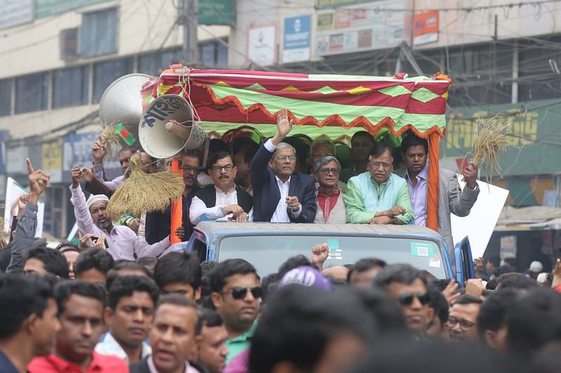 মহান বিজয় দিবস উপলক্ষে আজ রোববার জাতীয় ঐক্যফ্রন্টের পক্ষ থেকে এক বিজয় শোভাযাত্রার আয়োজন করা হয়। ছবি: আবদুস সালাম