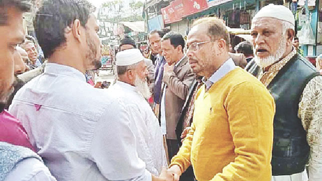 মহাজোটের প্রার্থী জাপার কো-চেয়ারম্যান জিএম কাদের গত রোববার লালমনিরহাট শহরের প্রধান বাজার গোশালা বাজারে গণসংযোগ করেন।  ছবি: প্রথম আলো