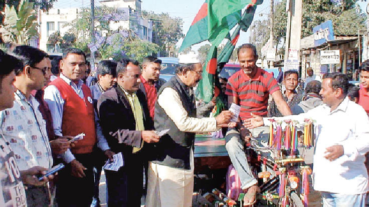 পঞ্চগড় জেলা শহরের চৌরঙ্গী এলাকায় প্রচারণা চালান পঞ্চগড়-১ আসনে আওয়ামী লীগের প্রার্থী মজাহারুল হক প্রধান। ছবি: প্রথম আলো