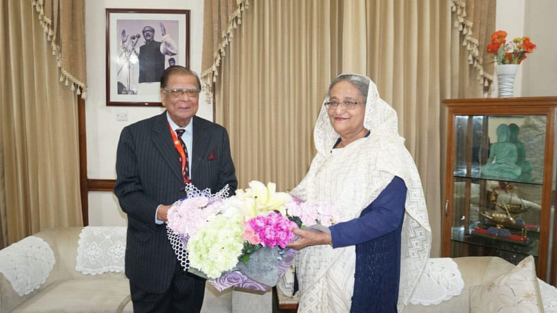 প্রধানমন্ত্রীর শেখ হাসিনার সঙ্গে দেখা করে আওয়ামী লীগে যোগ দিয়েছেন বিএনপির ভাইস চেয়ারম্যান ইনাম আহমদ চৌধুরী। গণভবন, ১৯ ডিসেম্বর। ছবি: প্রধানমন্ত্রীর কার্যালয়