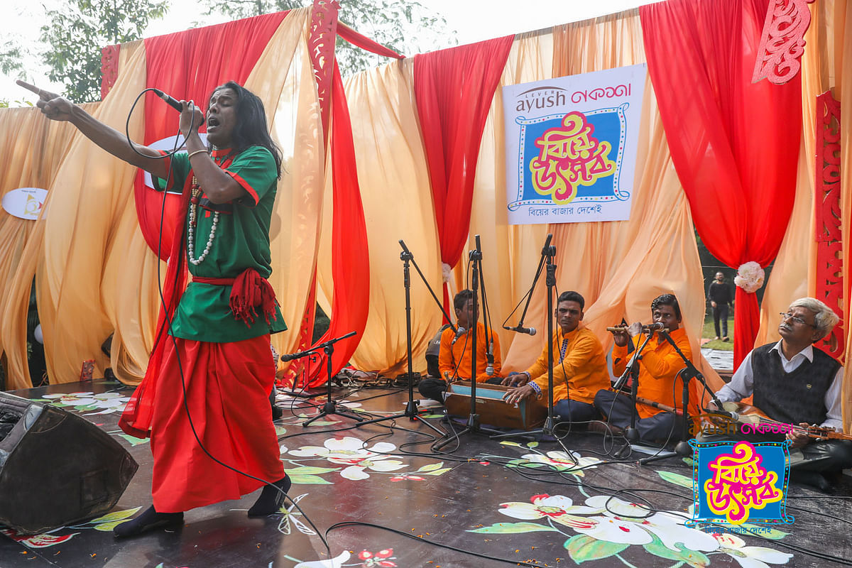 উৎসবে বাউল গান পরিবেশন করছেন এ শিল্পী।