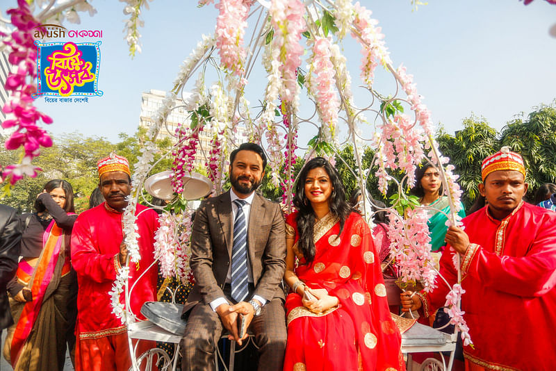 বিয়ে উৎসবে ফুল–সজ্জিত পালকিতে নবদম্পতি মাসুমা রহমান নাবিলা ও তাঁর বর জোবায়দুল হক রিম।