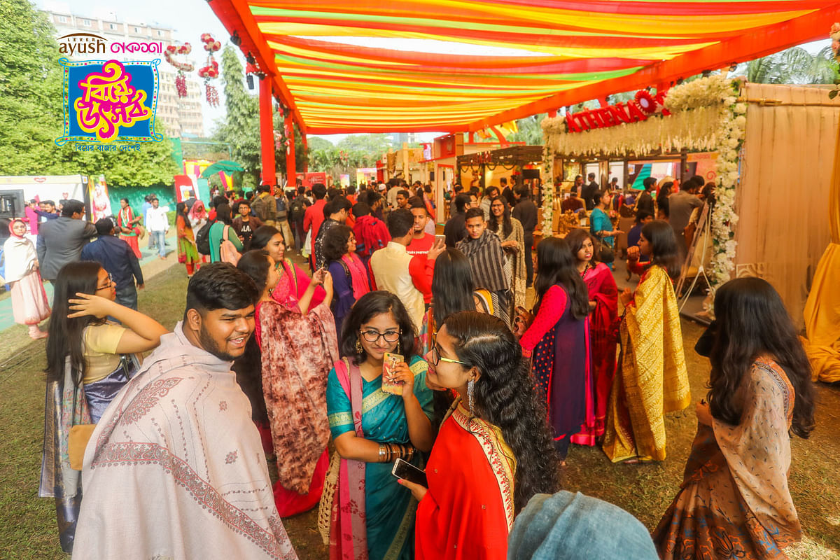 বেলা বাড়ার সঙ্গে সঙ্গে উৎসবে ভিড় বাড়তে থাকে।