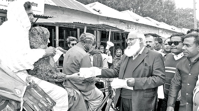 মানিকগঞ্জ-২ আসনে জাতীয় পার্টির প্রার্থী সাবেক সাংসদ এস এম আবদুল মান্নান গতকাল হরিরামপুর উপজেলার ঝিটকা এলাকায় নির্বাচনী প্রচারণা চালান।  ছবি: প্রথম আলো