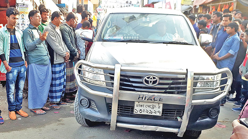 নোয়াখালীর কোম্পানীগঞ্জে ওবায়দুল কাদেরের নির্বাচনী প্রচারণার গাড়িবহরে থাকা সরকারি চারটি গাড়ি। গতকাল বিকেলে উপজেলার মুছাপুর বাংলাবাজারে।  ছবি: প্রথম আলো