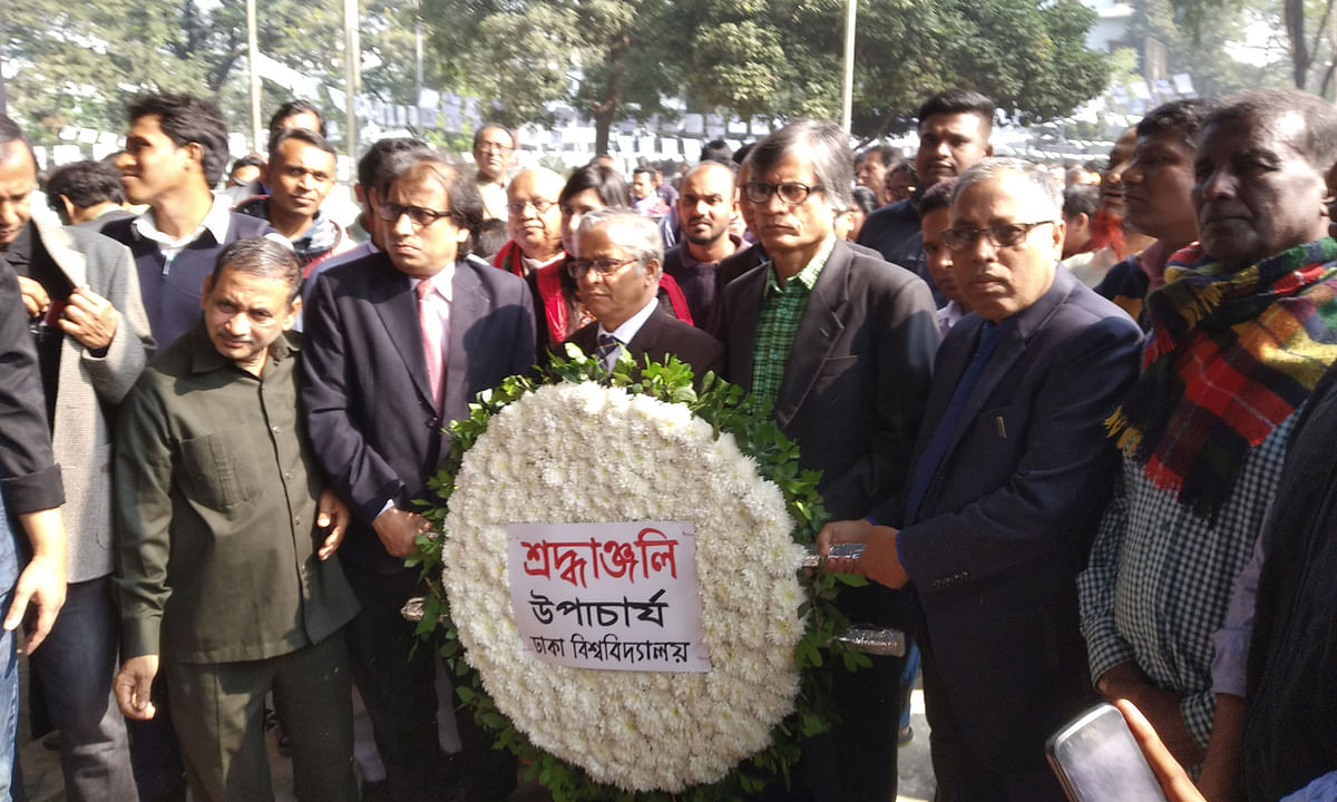 কেন্দ্রীয় শহীদ মিনারে আমজাদ হোসেন প্রতি শ্রদ্ধা জানান ঢাকা বিশ্ববিদ্যালয়ের উপাচার্য। ছবি: প্রথম আলো