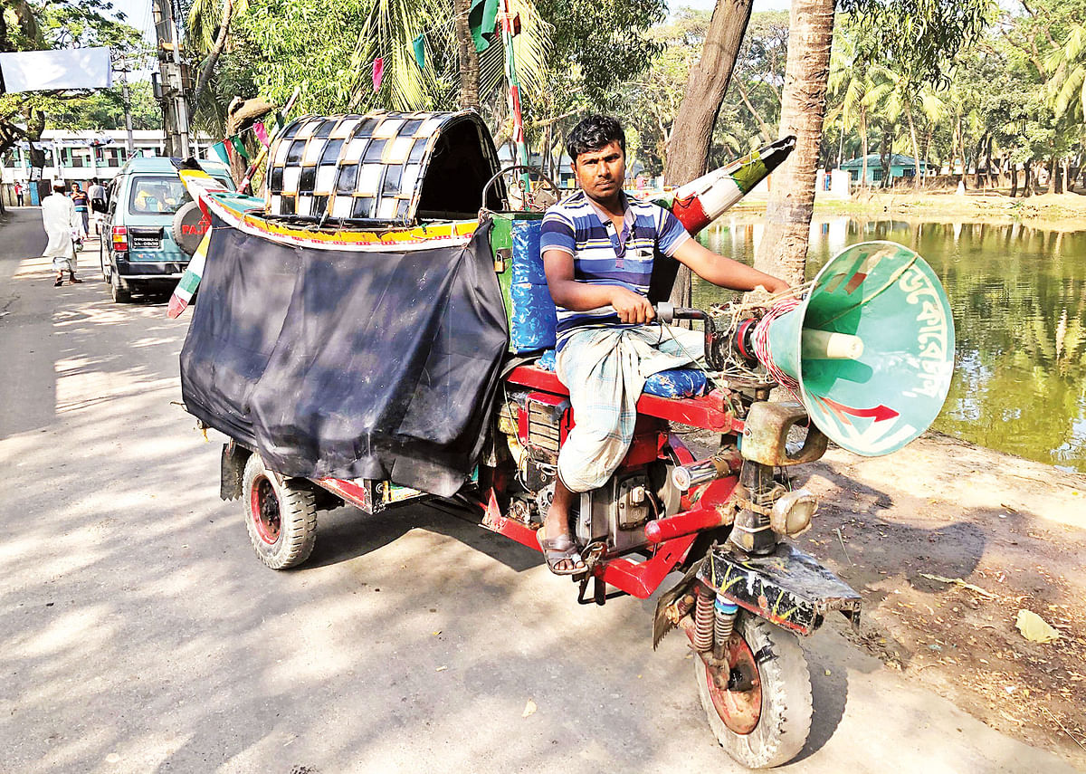 কক্সবাজারের দ্বীপ উপজেলার কুতুবদিয়ায় ভটভটিতে আস্ত নৌকা তুলে চলছে প্রচারণা। গত শুক্রবার বিকেলে থানা সড়কে।  প্রথম আলো