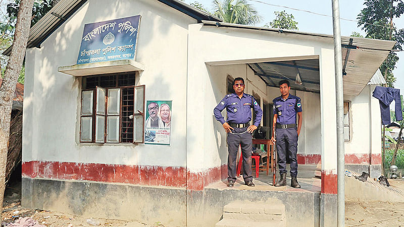 যশোরের অভয়নগর উপজেলার চাঁপাতলা গ্রামের মালোপাড়ায় পুলিশ ফাঁড়ি। ২০১৪ সালের নির্বাচনের পর ব্যাপক সহিংসতার শিকার হন এখানকার বাসিন্দারা।  ছবি: প্রথম আলো