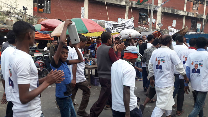 ডিজিটাল সাউন্ডবক্স নিয়ে মিছিল করছেন নৌকার সমর্থকেরা। ছবি: প্রথম আলো