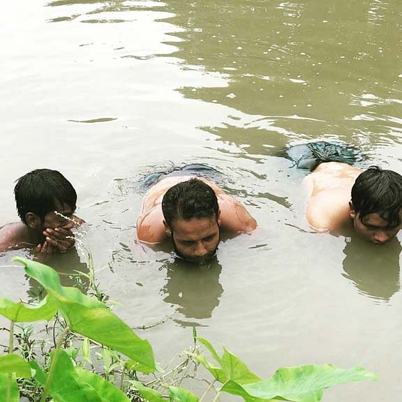 সাঁতারের প্রস্তুতি নিচ্ছেন তিন প্রতিবন্ধী সাঁতারু। ছবি: প্রথম আলো