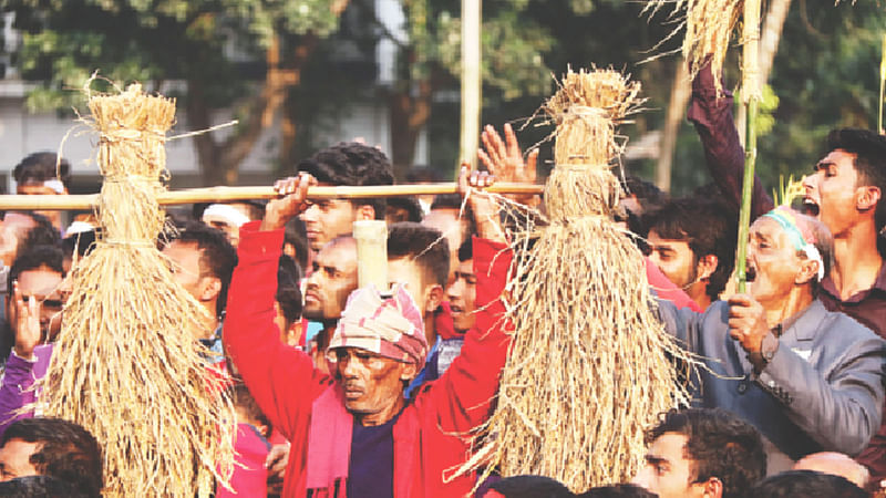 বগুড়া-৬ আসনে নির্বাচনী জনসভার একাংশ। গতকাল সদরের বাঘোপাড়ায় শহীদ দানেশ উদ্দীন স্কুল ও কলেজ মাঠে।  ছবি: প্রথম আলো