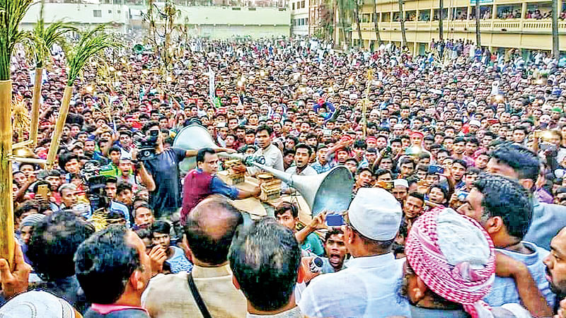 কক্সবাজার সদর উপজেলার ঈদগাহ হাইস্কুল মাঠে গতকাল বিকেলে ধানের শীষের সর্মথনে বিএনপির প্রার্থী লুৎফর রহমান কাজলের জনসভা।   প্রথম আলো