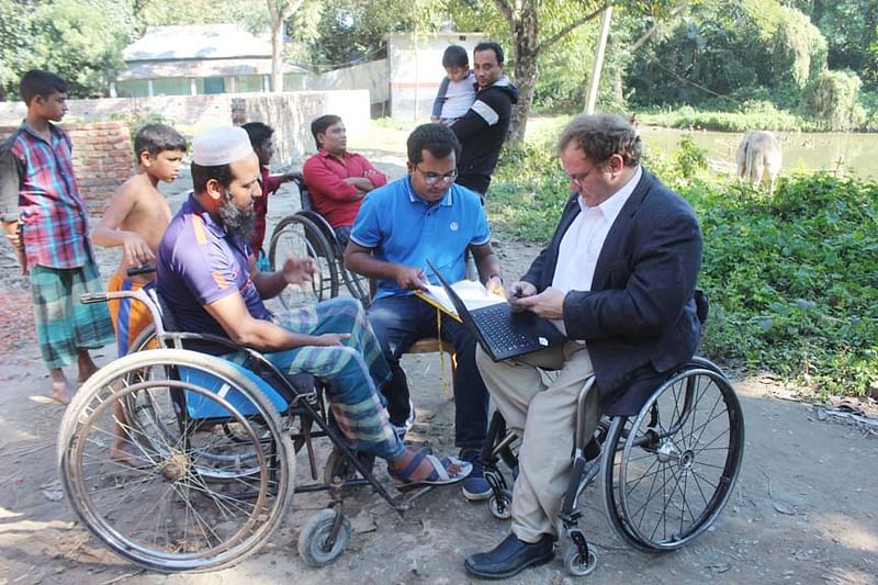 সাঁতারের কৌশল নিয়ে কথা বলছেন ইউনিভার্সিটি অব হিউস্টনের অ্যাডাপটিভ অ্যাথলেটিকসের পরিচালক অধ্যাপক ড. মাইকেল কোটিংহাম। ছবি: প্রথম আলো