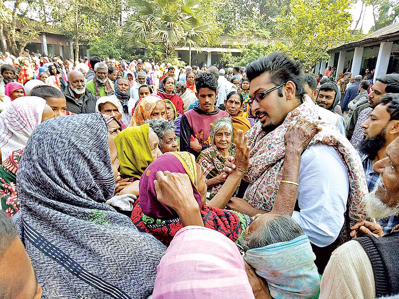 নওগাঁ-৫ আসনে আওয়ামী লীগের প্রার্থী নিজাম উদ্দিন জলিলের নির্বাচনী গণসংযোগ। গত মঙ্গলবার সদর উপজেলার হাঁসাইগাড়ী এলাকায়।  প্রথম আলো