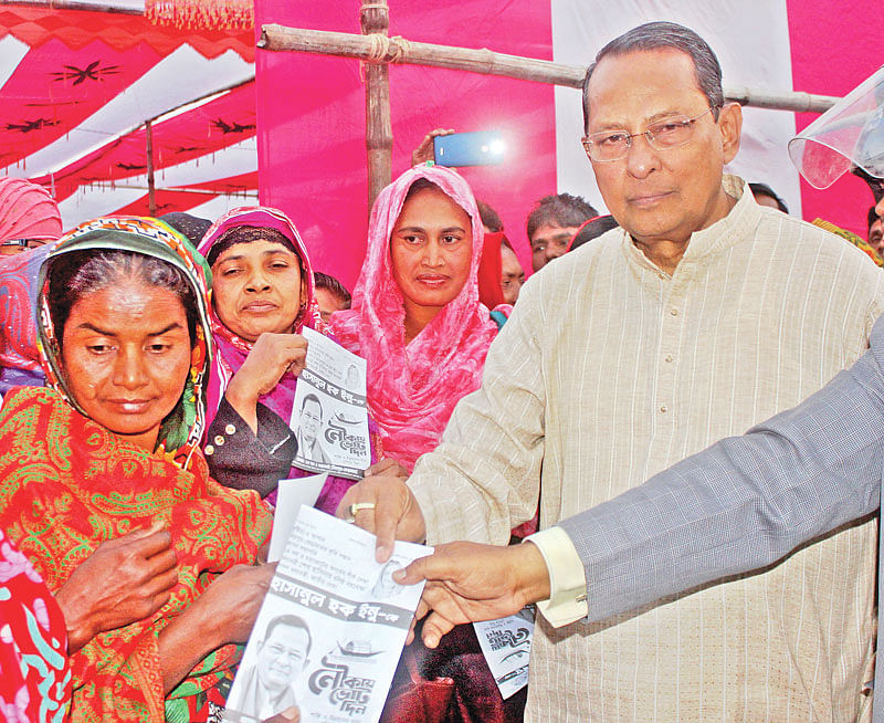 শেষ দিনের প্রচারণায় মহাজোটের প্রার্থী জাসদের সভাপতি হাসানুল হক ইনু। গতকাল কুষ্টিয়ার মিরপুরের আবুরী সরকারি প্রাথমিক বিদ্যালয় মাঠে।  ছবি: প্রথম আলো