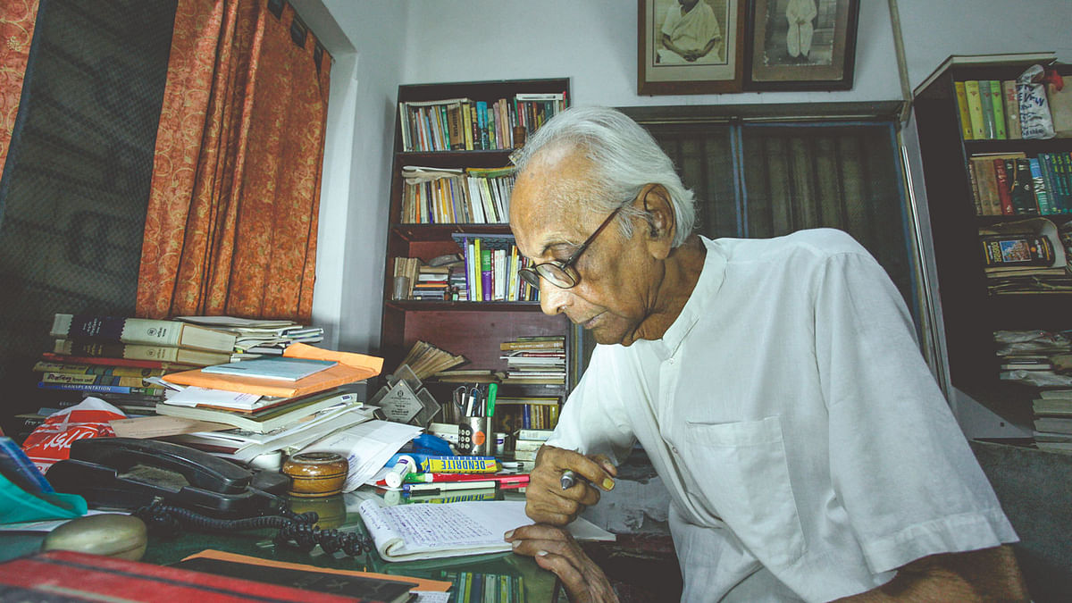 নিজের ঘরে নীরেন্দ্রনাথ চক্রবর্তী (১৯ অক্টোবর ১৯২৪—২৫ ডিসেম্বর ২০১৮)। ছবি: নাসির আলী মামুন, ফটোজিয়াম