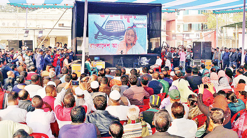 কুমিল্লার ১১টি আসনের প্রার্থীদের নিয়ে গতকাল জেলা শহরে জনসভা হয়। এতে ভিডিও কনফারেন্সে যুক্ত হন প্রধানমন্ত্রী শেখ হাসিনা। বিকেলে টাউন হলের মাঠে।  প্রথম আলো