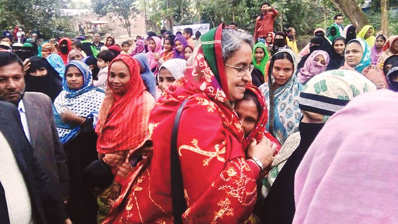 চাঁদপুর–৩ (সদর ও হাইমচর) আসনে আওয়ামী লীগের প্রার্থী দীপু মনি গণসংযোগ করেন। গতকাল জেলা শহরের পুরান বাজার এলাকায়।  ছবি: প্রথম আলো