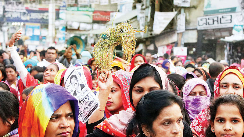 রাজশাহীতে বিএনপির প্রার্থী মিজানুর রহমানের মিছিল। গতকাল সাহেব বাজার এলাকায়।