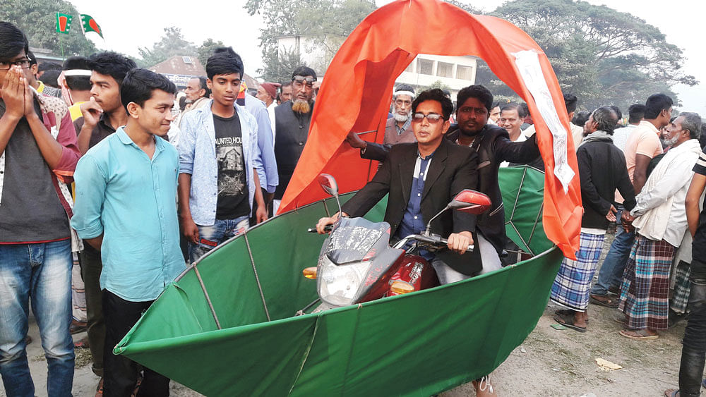 কুমিল্লার দাউদকান্দিতে আওয়ামী লীগের প্রার্থী সুবিদ আলী ভূঁইয়ার মিছিল। প্রথম আলো