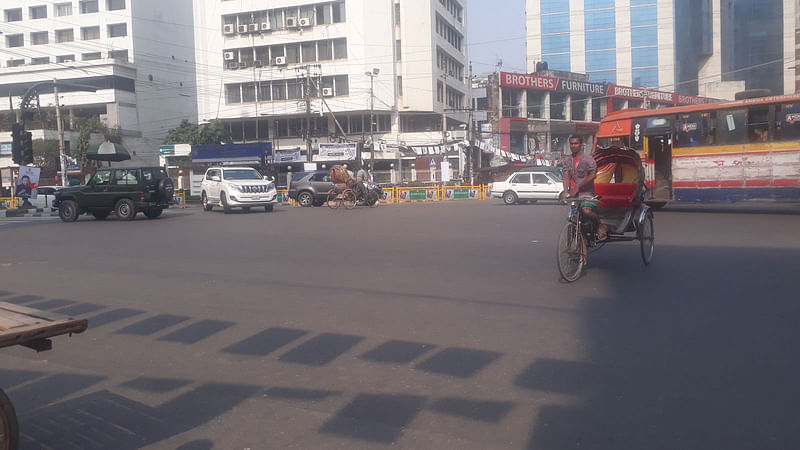 কাকরাইল মোড়ের চিত্র। ছবিটি দুপুর ১২টায় তোলা ছবি: আসাদুজ্জামান