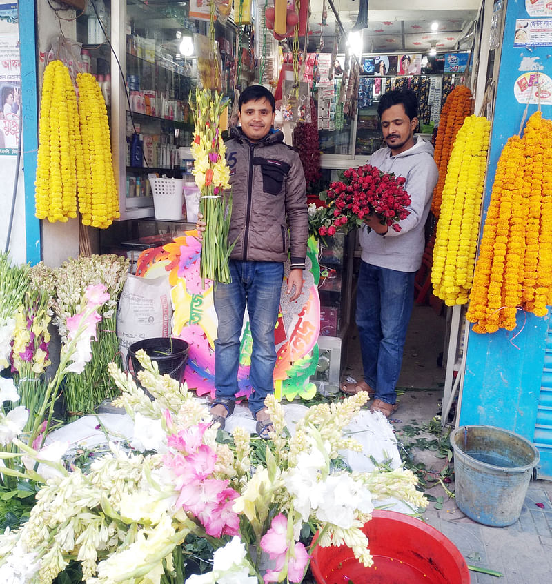 অন্য সময়ের তুলনায় দোকানে ফুলের আধিক্য বেশি এখন। ছবি: প্রথম আলো