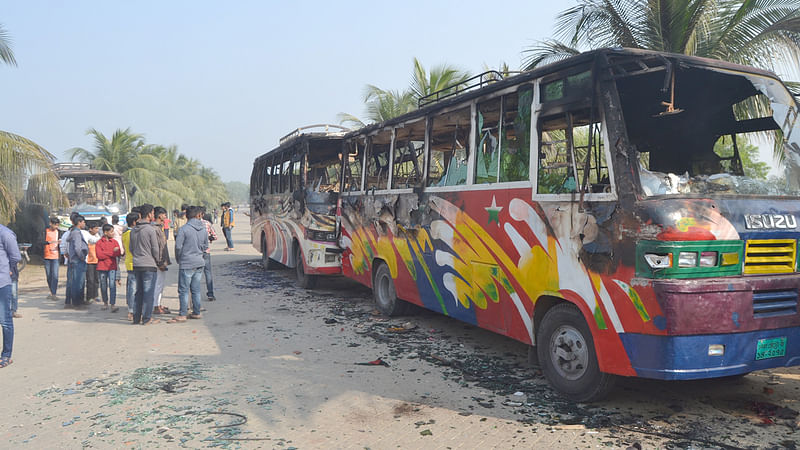 চট্টগ্রামের আনোয়ারায় কেইপিজেডে বাসচাপায় শ্রমিক নিহত হওয়ার ঘটনায় ক্ষুব্ধ শ্রমিকেরা তিনটি বাস পুড়িয়ে দেন। আনোয়ারা, ২৯ ডিসেম্বর, ২০১৮। ছবি: মোহাম্মদ মোরশেদ হোসেন।