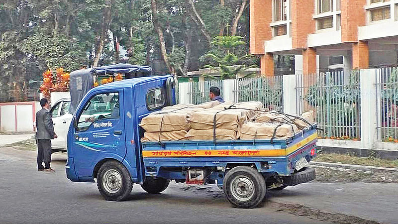 কুড়িগ্রাম জেলা নির্বাচন কার্যালয় থেকে গতকাল ব্যালট পেপারসহ বিভিন্ন সরঞ্জাম পিকআপে বিভিন্ন কেন্দ্রে পাঠানো হয়।  ছবি: প্রথম আলো