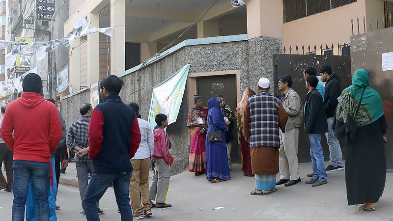 রাজধানীর সেন্ট গ্রেগরী হাইস্কুল কেন্দ্রে সাংবাদিকদের প্রবেশ করতে বাধা দেয় প্রবেশমুখে থাকা কয়েকজন যুবক। লক্ষ্মীবাজার, ঢাকা, সময় ৯টা ৫০ মিনিট, ৩০ ডিসেম্বর। ছবি: দীপু মালাকার